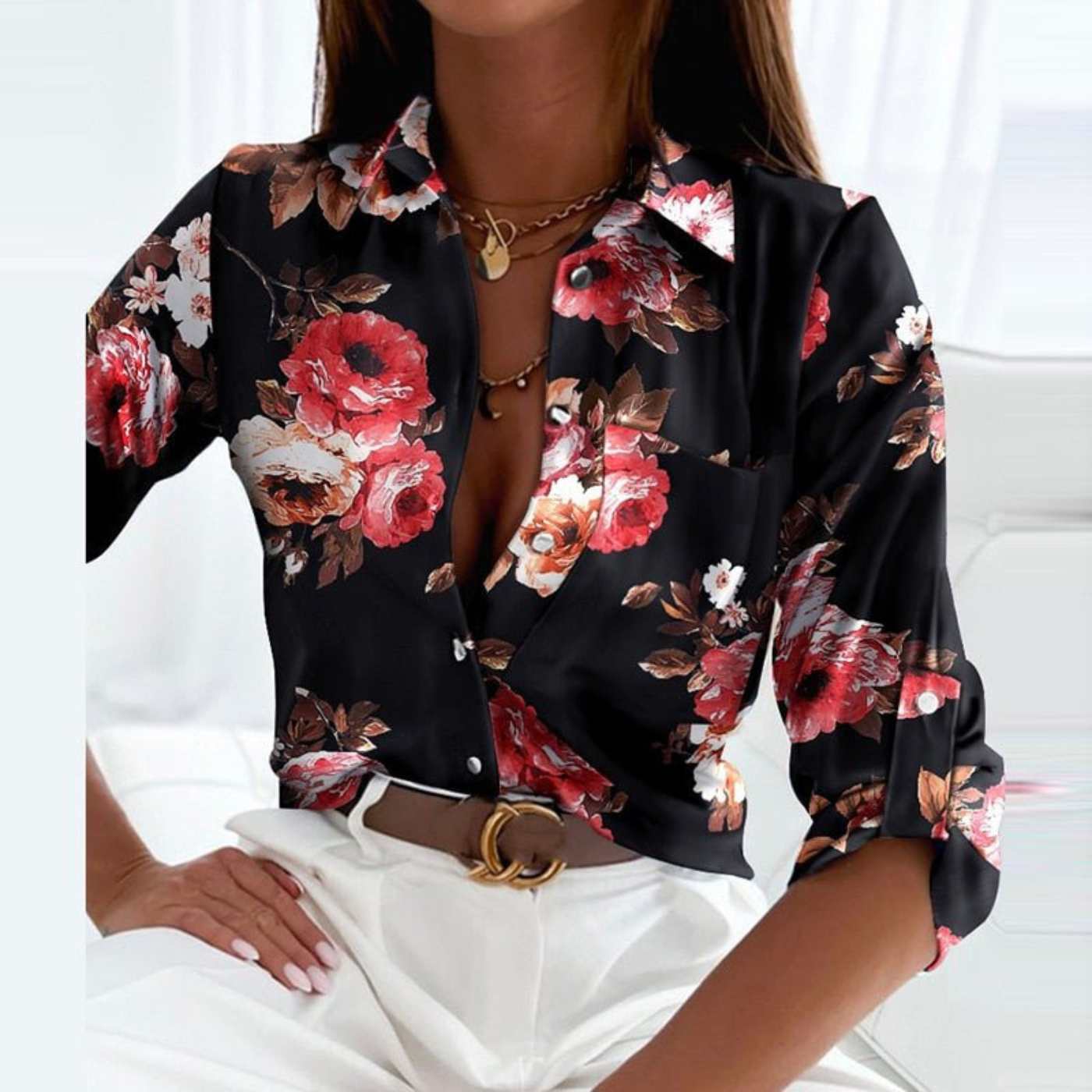 Damska bluzka w geometryczny print prezentowana na modelce