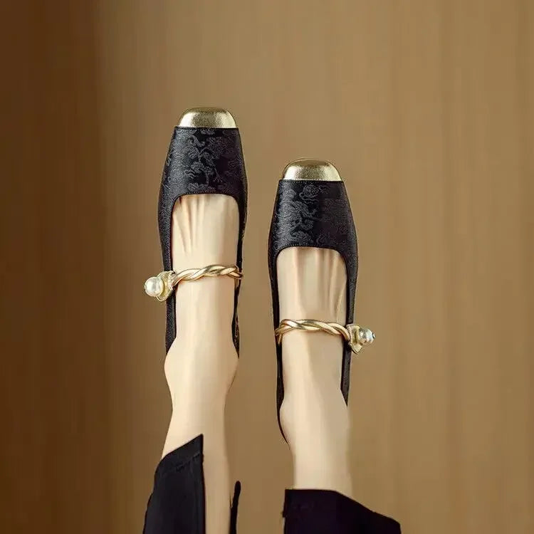 Klasyczne buty damskie na obcasie w ujęciu bocznym