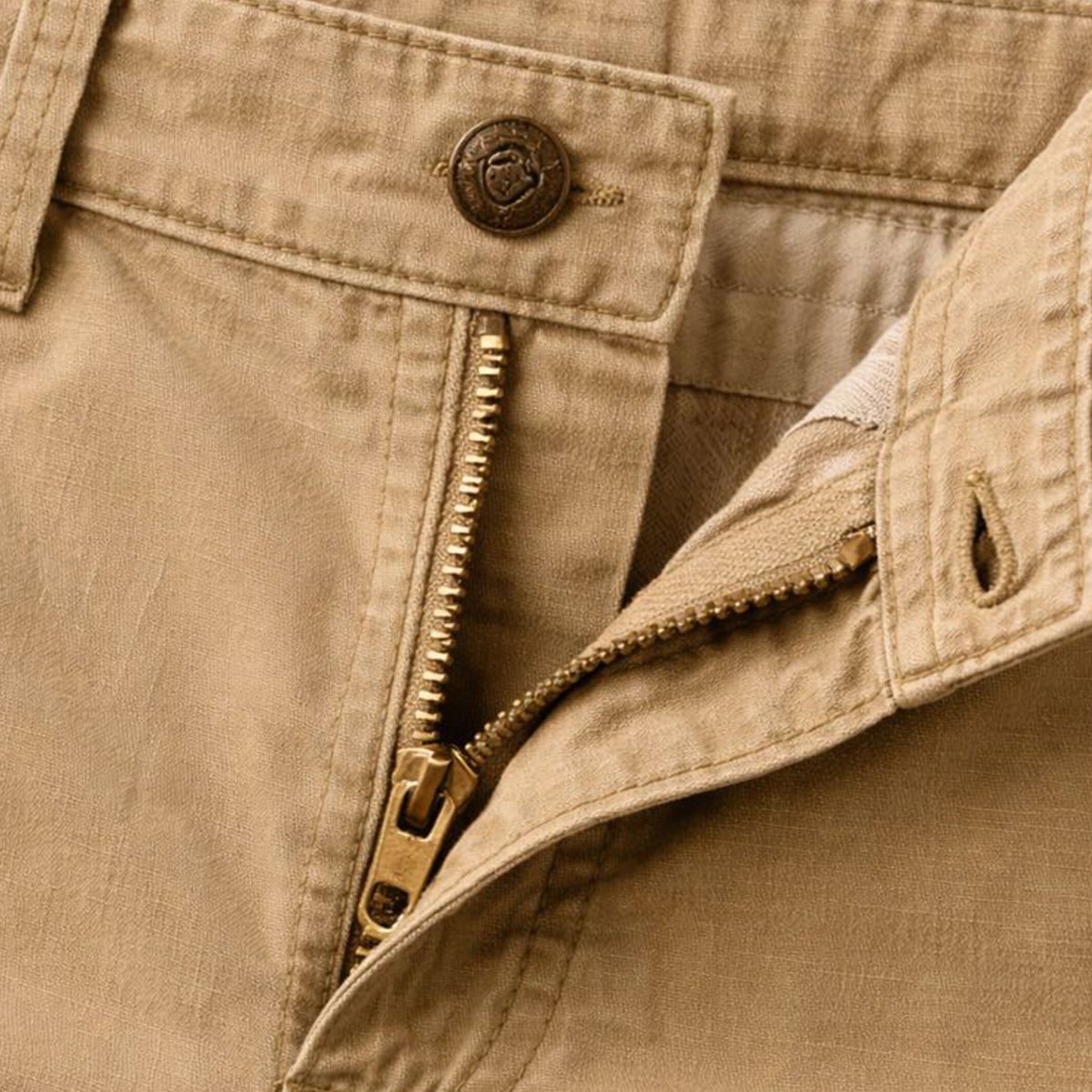 Zbliżenie na boczną kieszeń w męskich szortach cargo regular fit