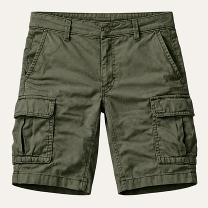 Męskie szorty cargo regular fit noszone w codziennej stylizacji