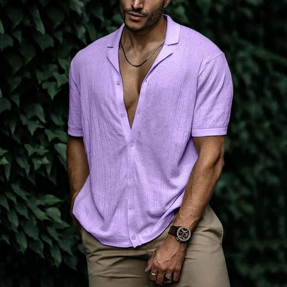 Męska koszula casual z krótkim rękawem prezentowana na modelu