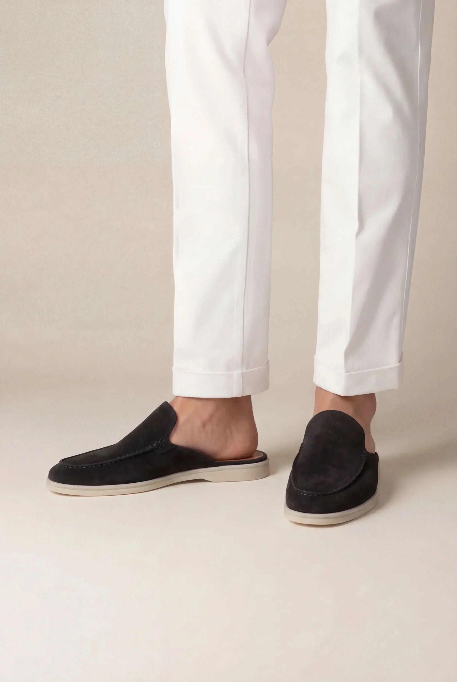 Eleganckie damskie mule zamszowe, widok pod kątem