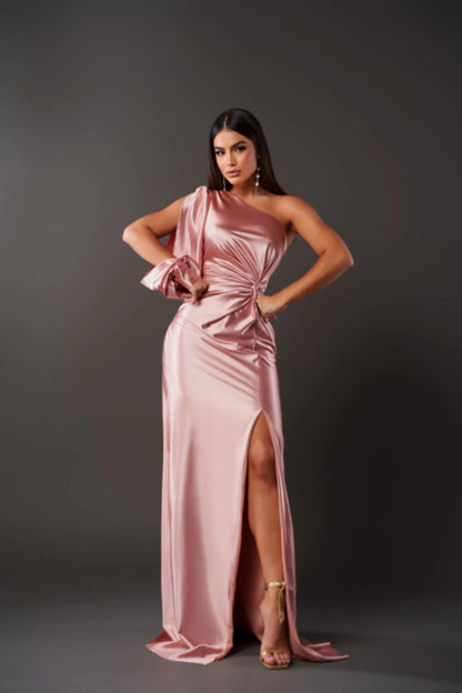 Florencja – Satynowa sukienka z odkrytym ramieniem, elegancka i wyrafinowana