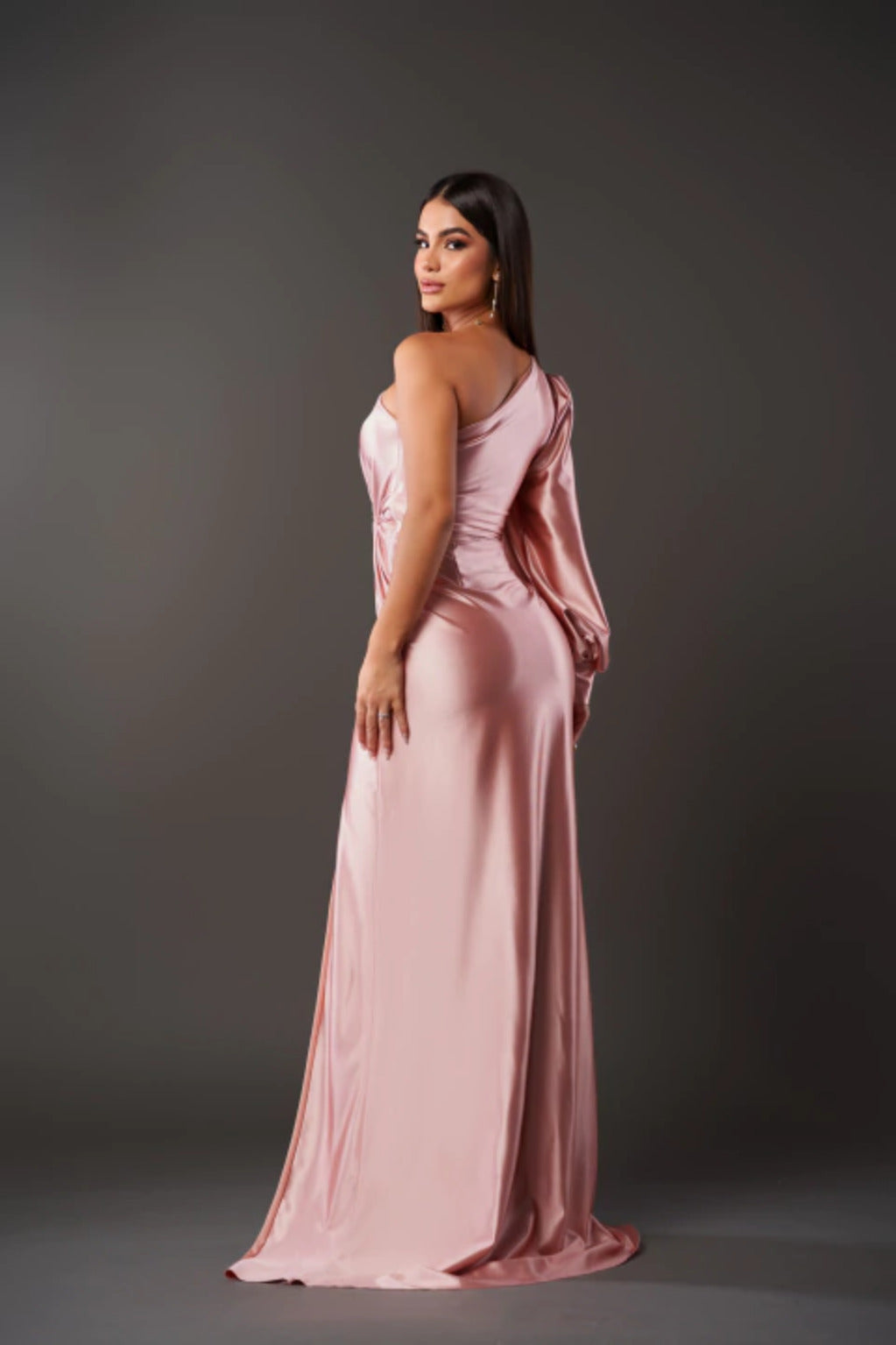 Florencja – Satynowa sukienka z odkrytym ramieniem, elegancka i wyrafinowana