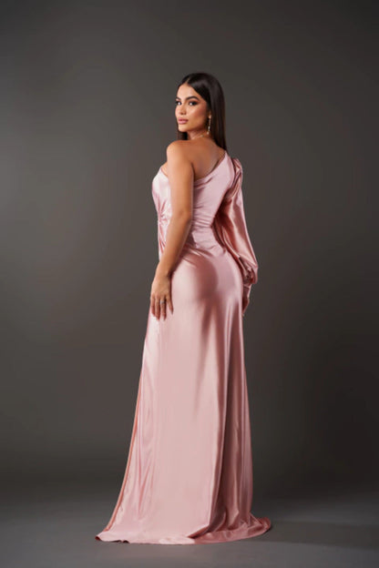 Florencja – Satynowa sukienka z odkrytym ramieniem, elegancka i wyrafinowana