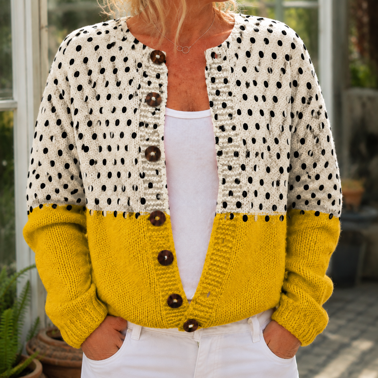 Sweter w groszki z miękkiej dzianiny w klasycznym fasonie