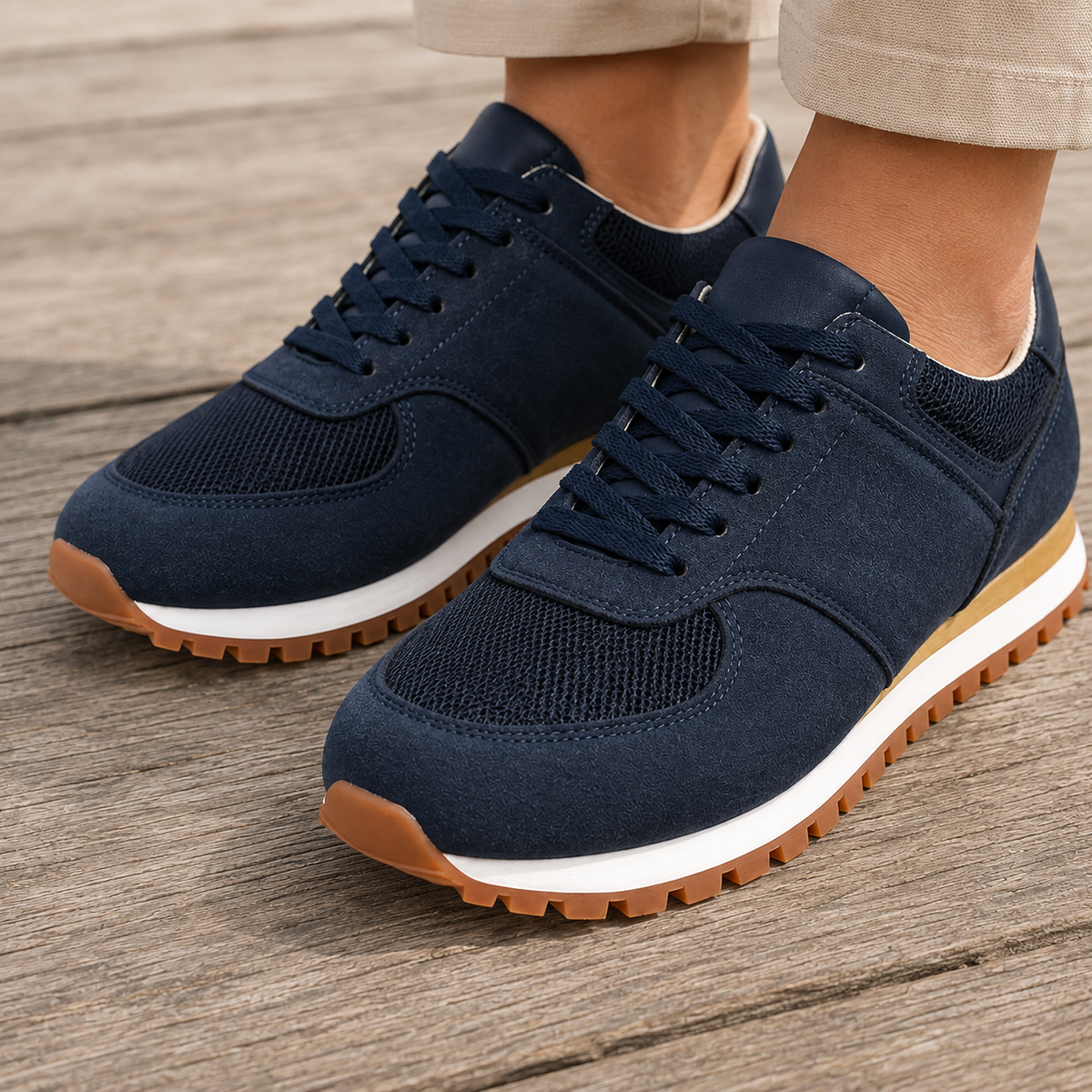 Sneakersy retro z przewiewnej siatki i zamszowymi wstawkami widoczne z boku