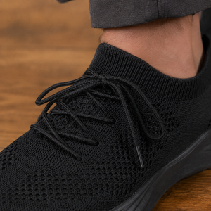 Damskie sneakersy dzianinowe pokazane z boku