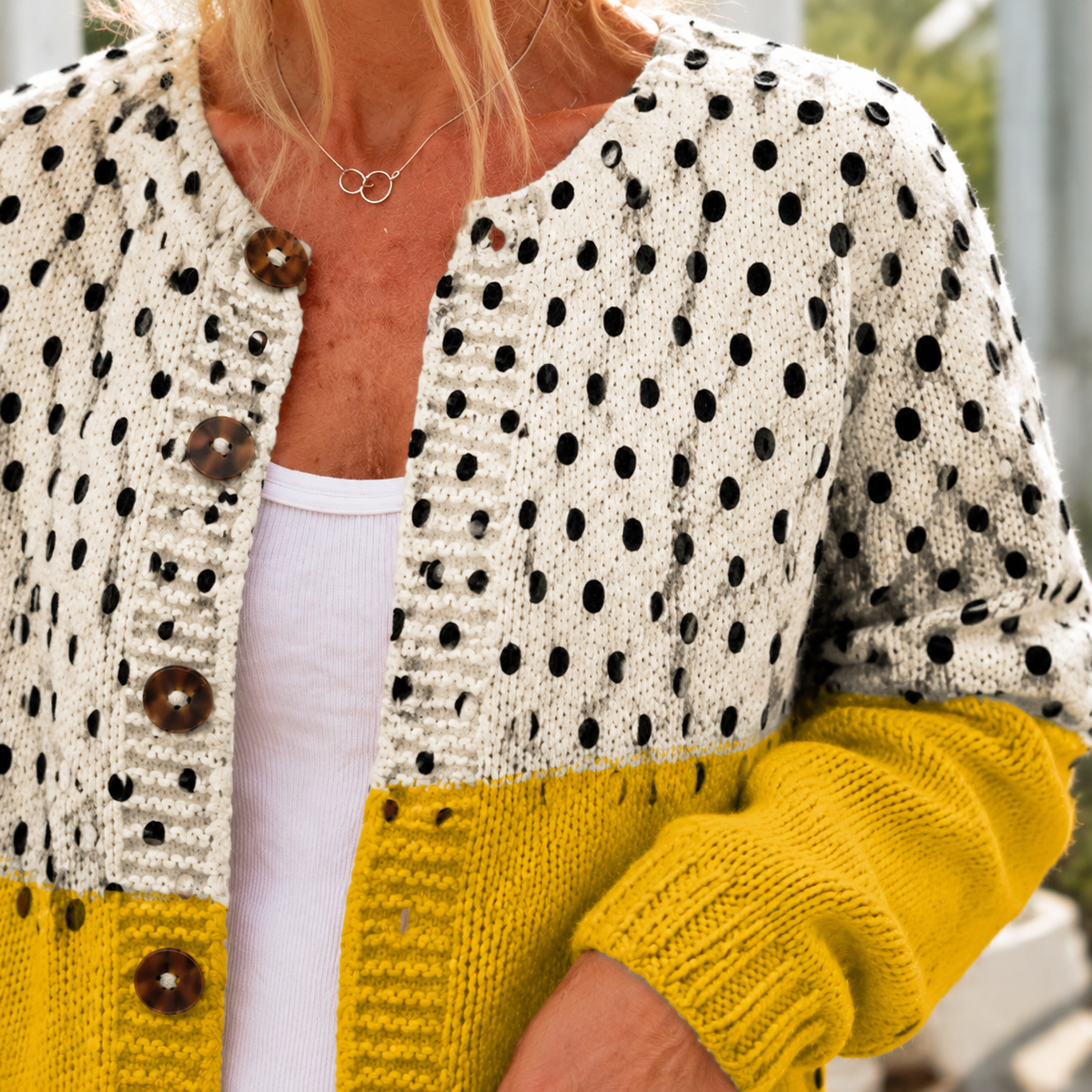 Sweter w groszki pokazany w stylizacji na co dzień