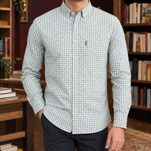 Detal materiału męskiej koszuli z bawełny i wzorem gingham