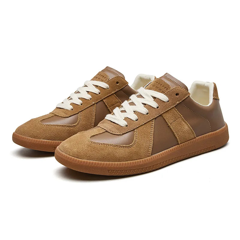 Męskie sneakersy low top z dwukolorową cholewką na jasnym tle