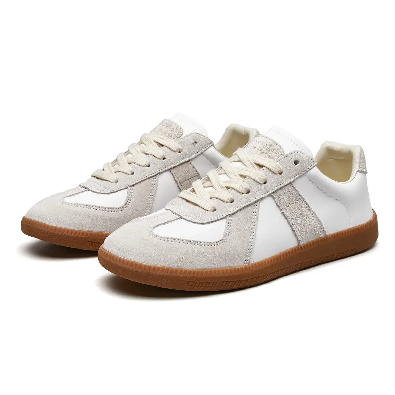 Widok z boku męskich sneakersów low top z kontrastową cholewką