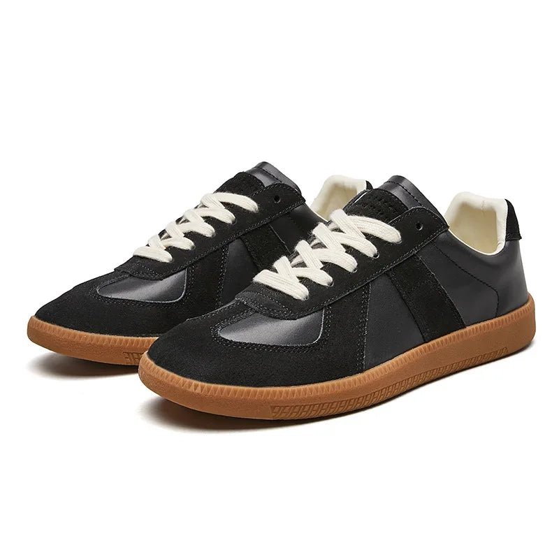 Zbliżenie na detale dwukolorowej cholewki męskich sneakersów