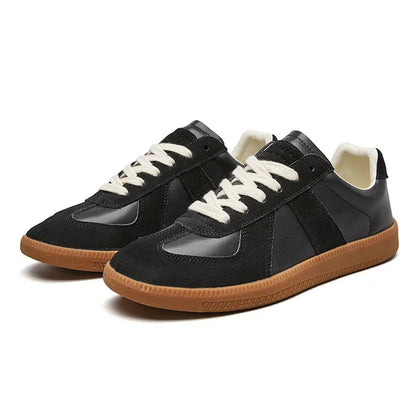 Zbliżenie na detale dwukolorowej cholewki męskich sneakersów