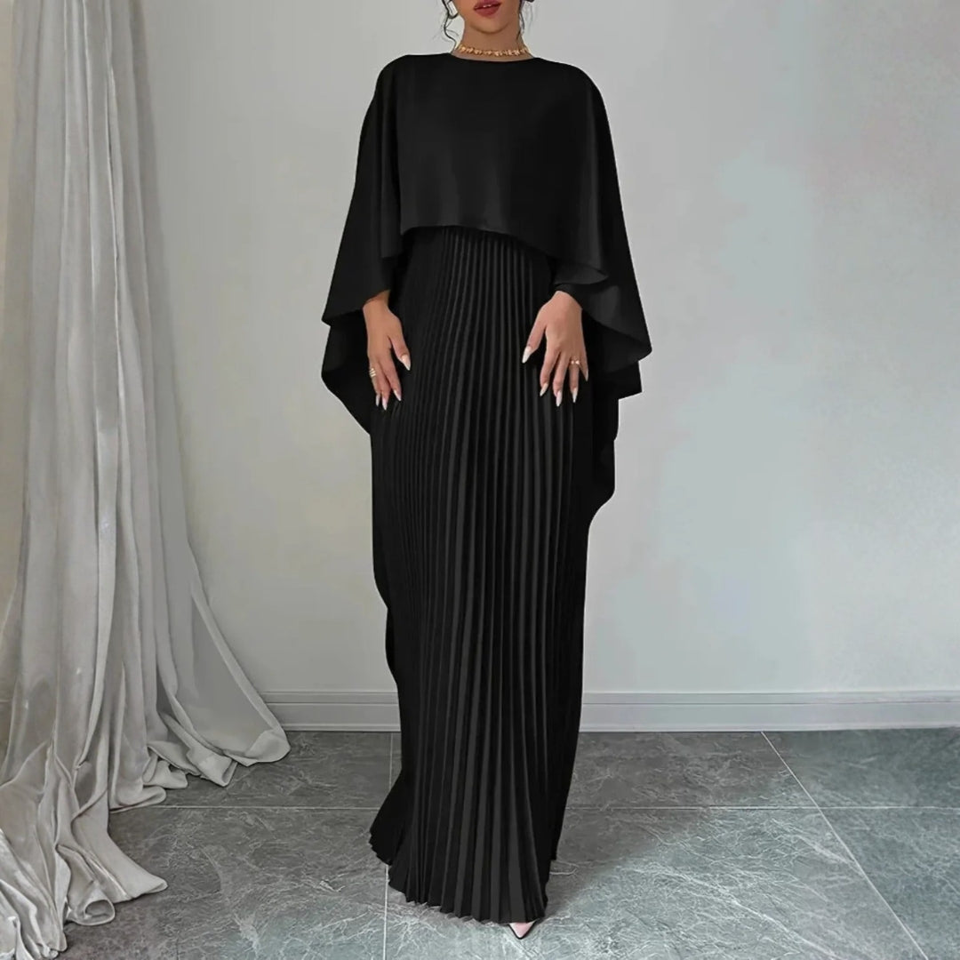 Elegancka sukienka maxi z peleryną prezentowana jako stylizacja weselna