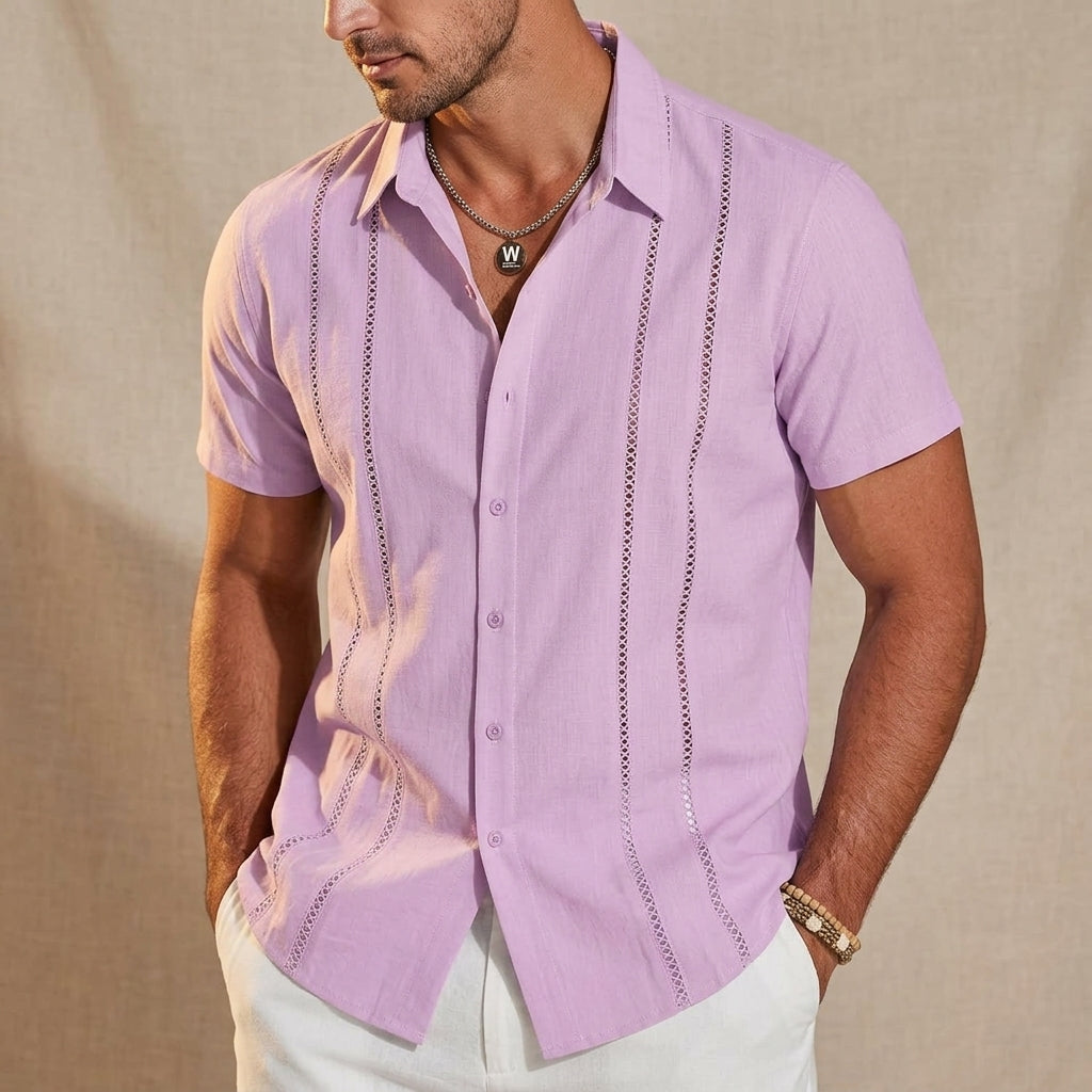 Męska koszula guayabera na lato prezentowana na modelu