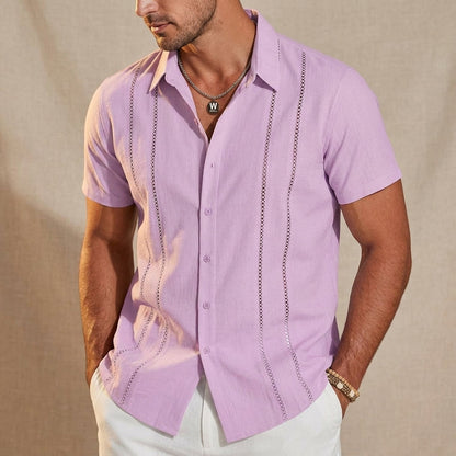Męska koszula guayabera na lato prezentowana na modelu
