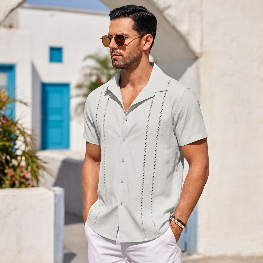 Zbliżenie na przednie kieszenie koszuli guayabera