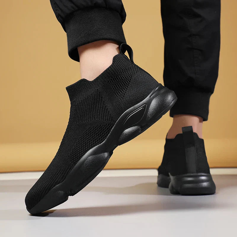 Czarne sneakersy za kostkę dla mężczyzn, zbliżenie na cholewkę z dzianiny