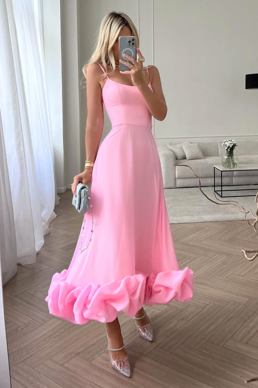Damska sukienka midi z falbaną na cienkich ramiączkach, widok z przodu