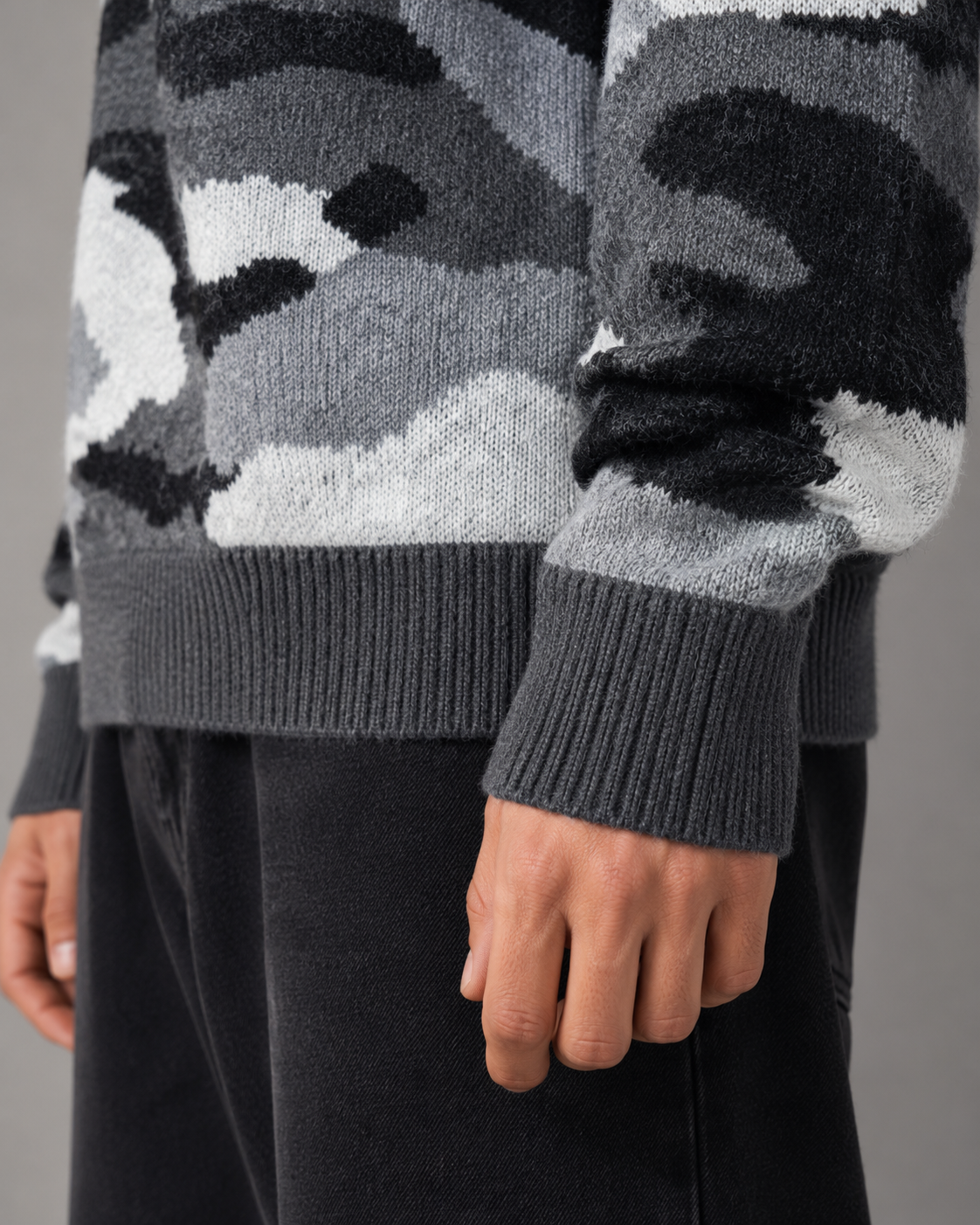 Dzianinowy sweter męski w modny wzór moro, widok z tyłu