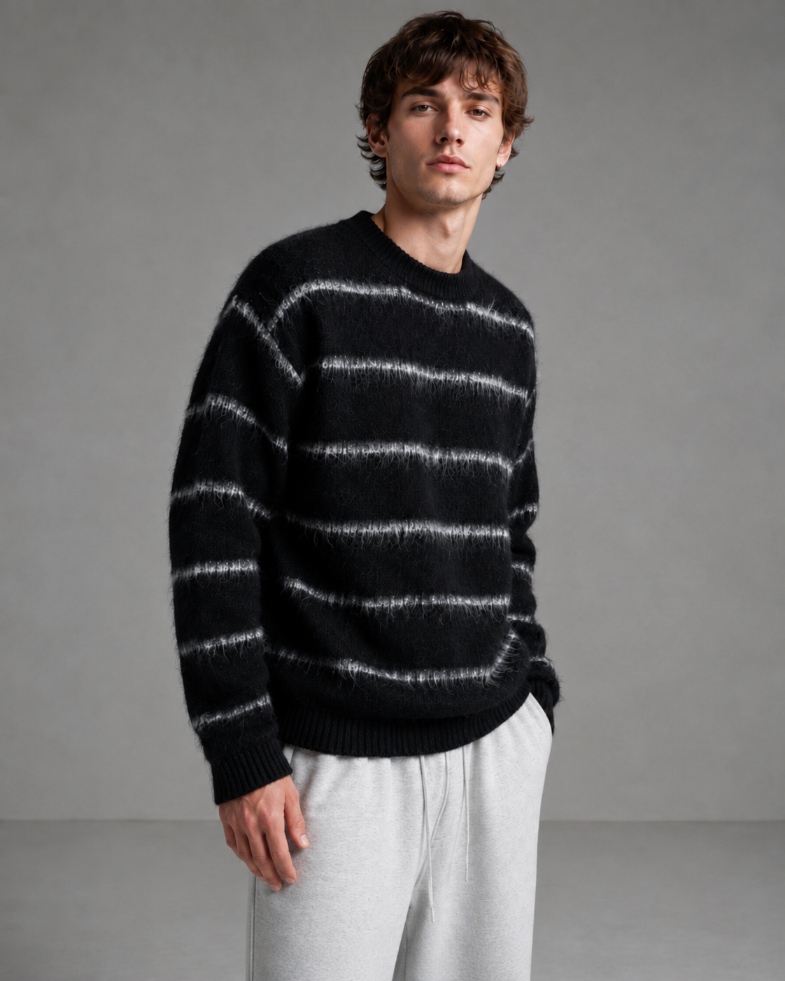 Męski sweter w paski o luźnym, pudełkowym kroju