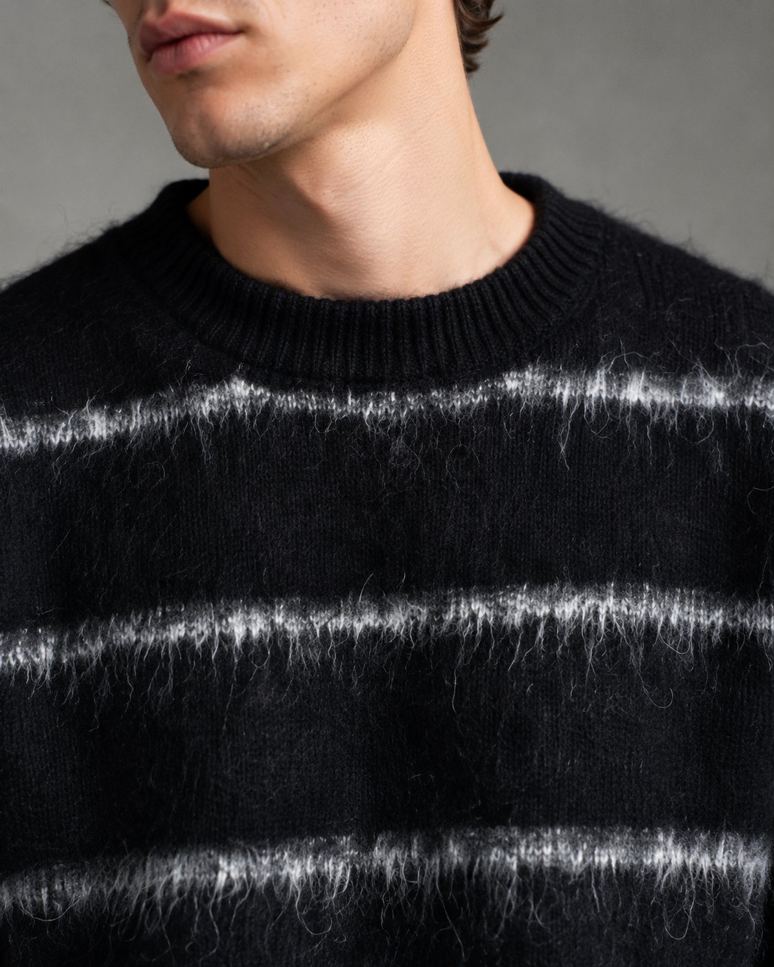 Męski sweter w paski w stylizacji streetwear