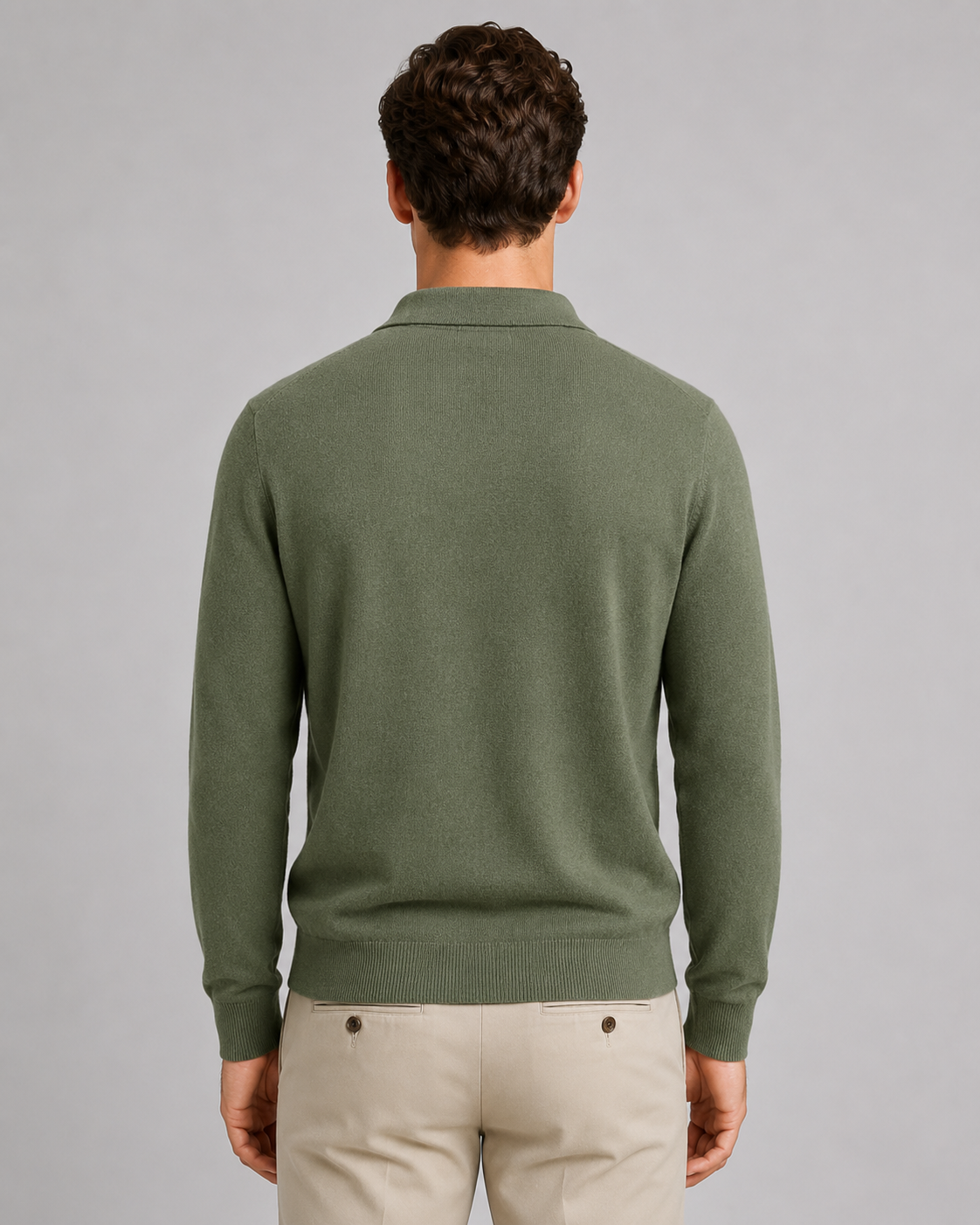 Mężczyzna prezentujący sweter polo z dzianiny