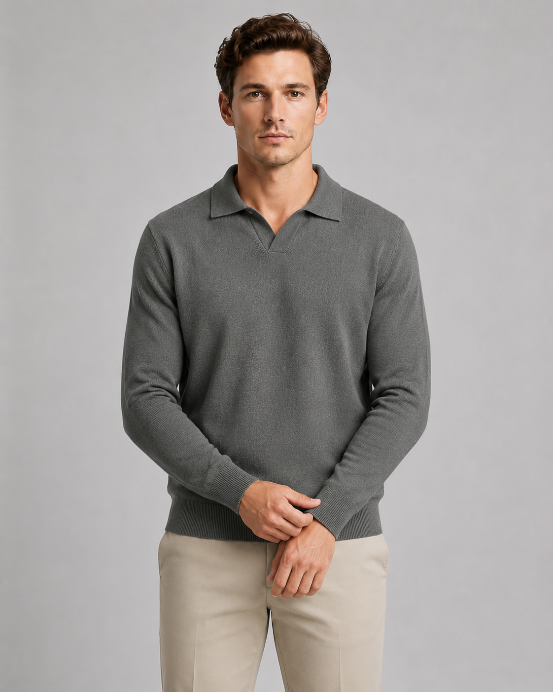 Sweter polo z otwartym kołnierzem na sylwetce modela