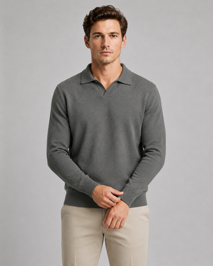 Sweter polo z otwartym kołnierzem na sylwetce modela
