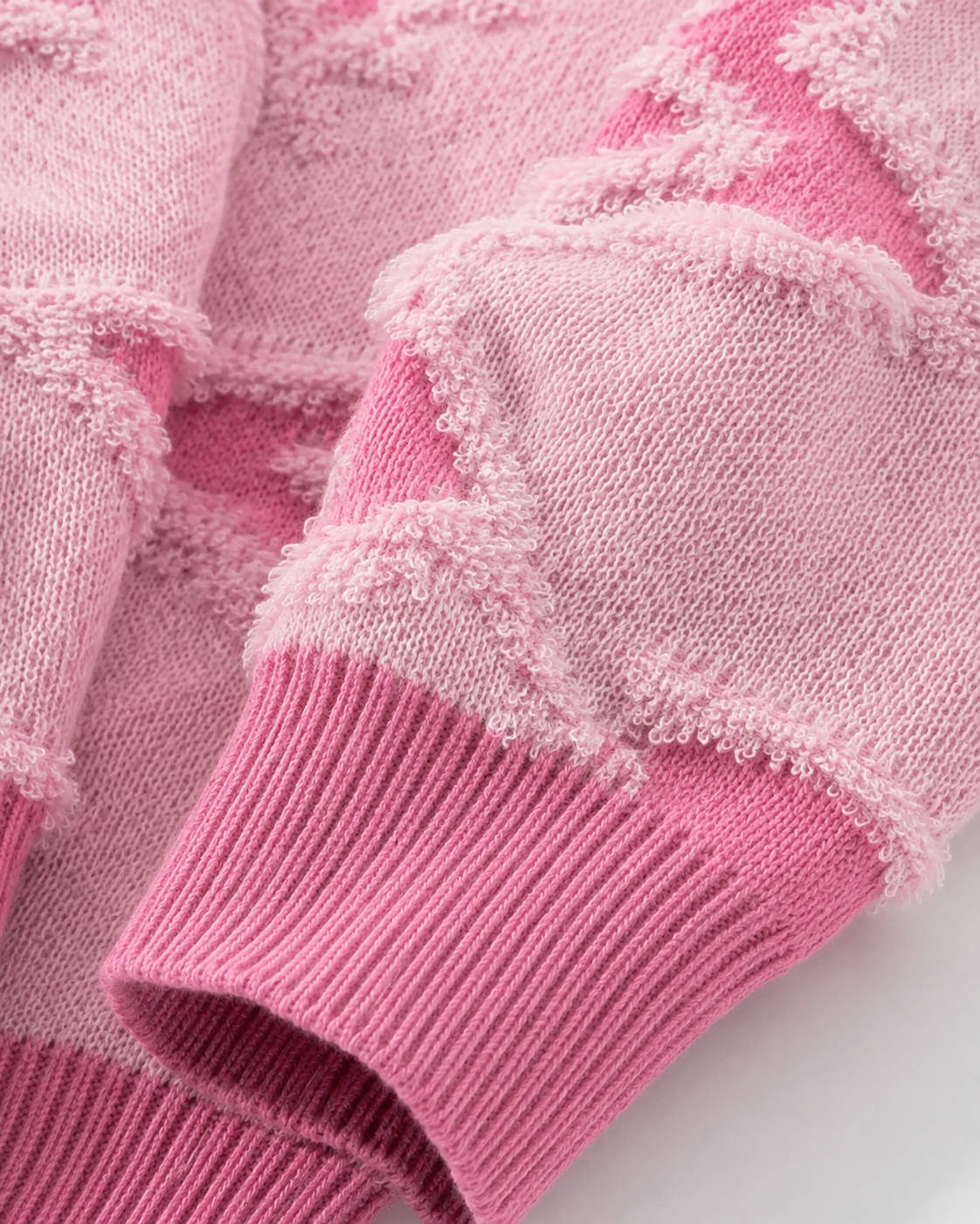 Sweter z motywem gwiazd w stylizacji streetwear