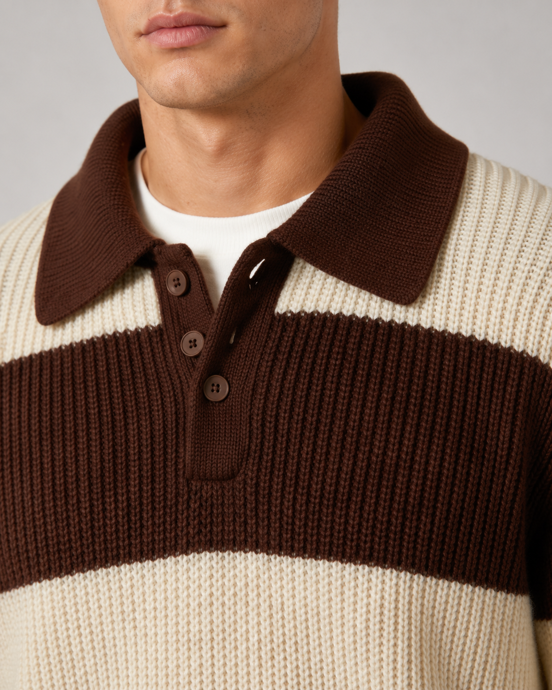 Męski sweter polo w paski prezentowany z przodu