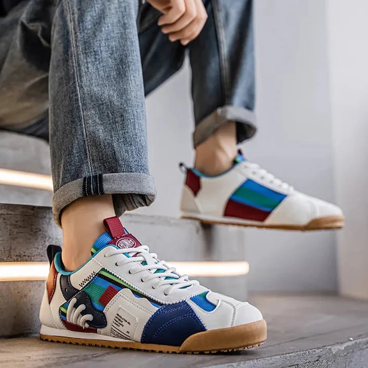 Zbliżenie na zamszowe elementy cholewki męskich sneakersów