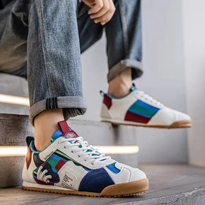 Zbliżenie na zamszowe elementy cholewki męskich sneakersów