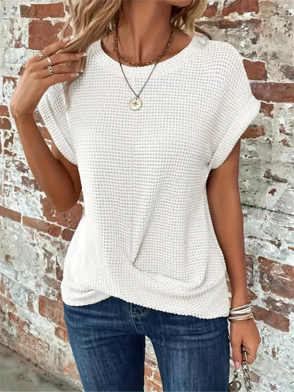 Damski casualowy sweter z krótkim rękawem na sylwetce
