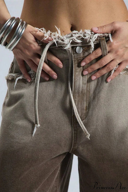 Zbliżenie na denim i wykończenie prostych nogawek jeansów