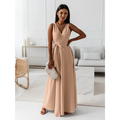 Widok sylwetki w eleganckiej sukience maxi