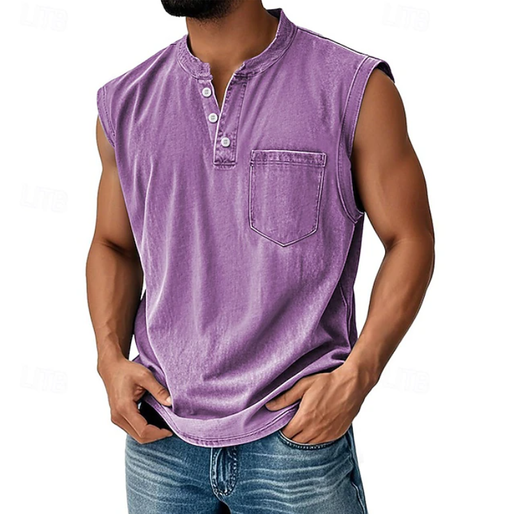 Męski tank top casual vintage zestawiony z jeansami na modelu