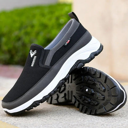 Męskie lekkie buty sportowe wsuwane w ujęciu z góry