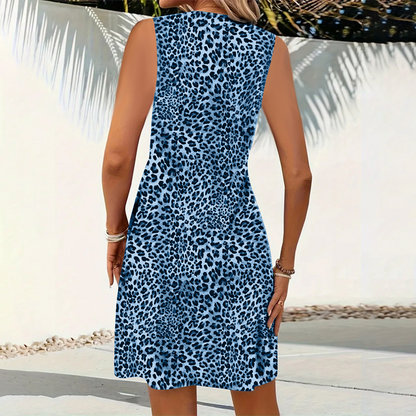 Sukienka mini w panterkę na modelce w letniej stylizacji