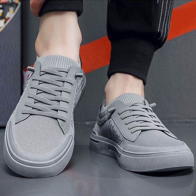 Podeszwa męskich sneakersów wsuwanych pokazana od spodu