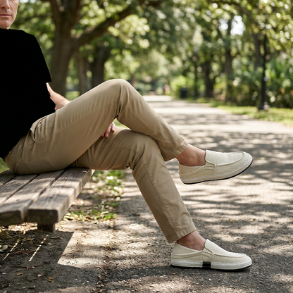 Płócienne męskie buty wsuwane, zbliżenie na cholewkę