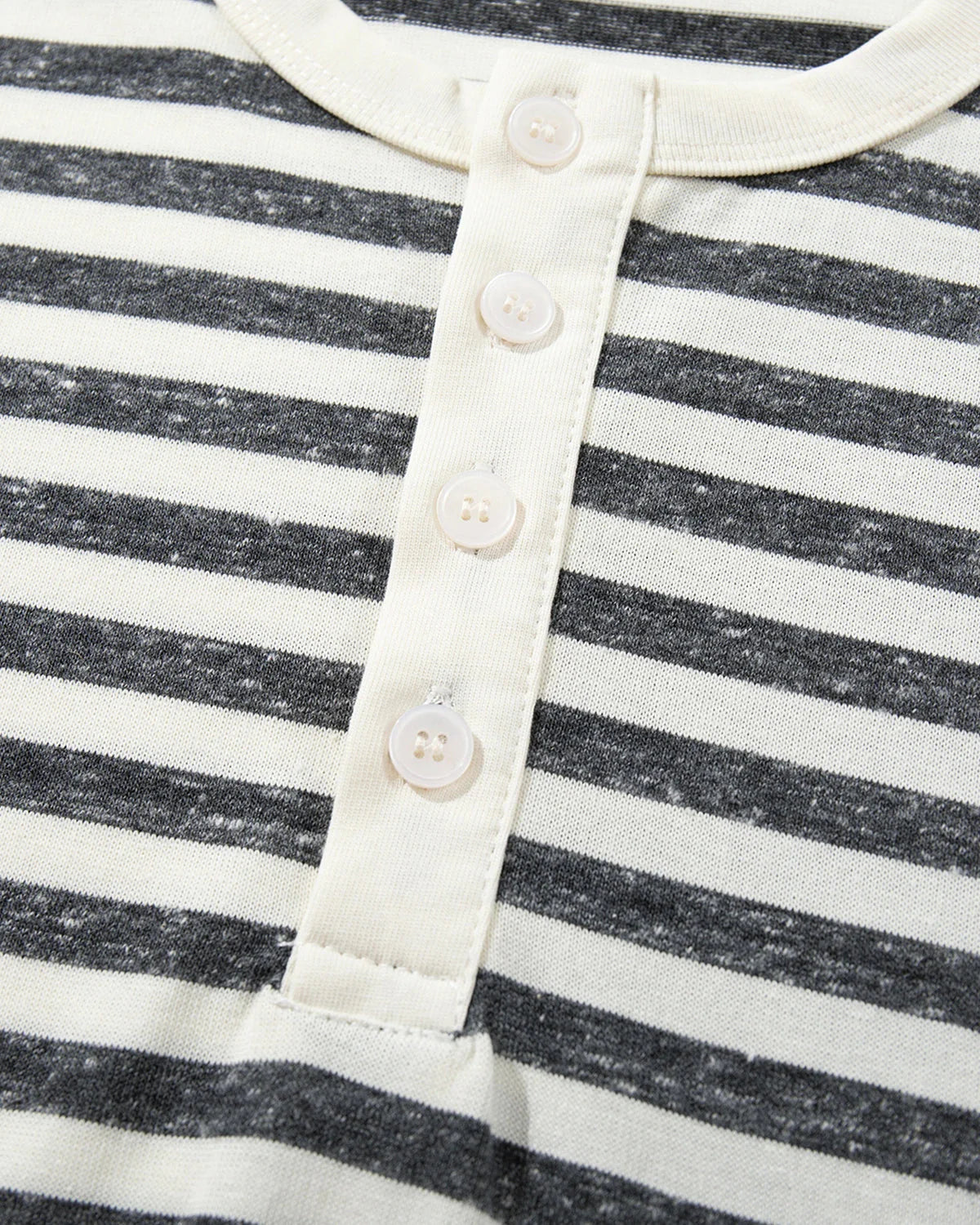 Damski t-shirt Henley w paski o luźnym kroju - pełna sylwetka