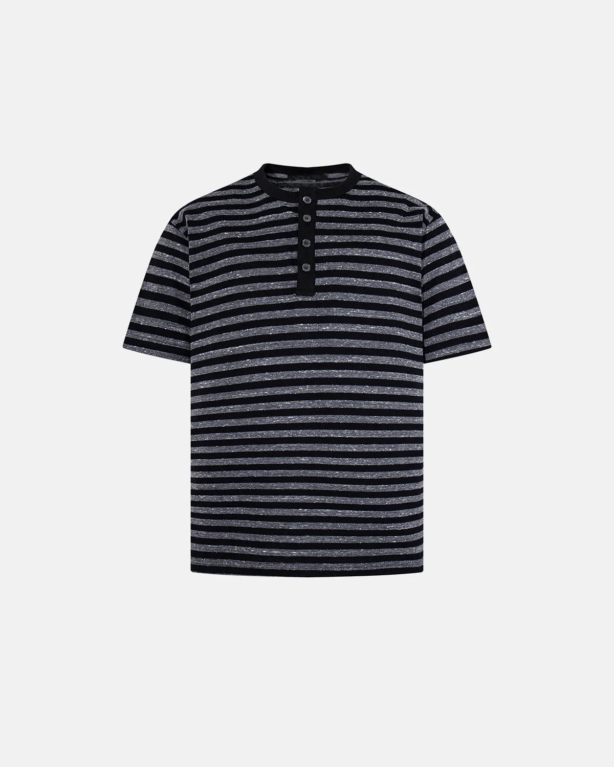 Modelka w damskim t-shircie Henley w paski o luźnym kroju