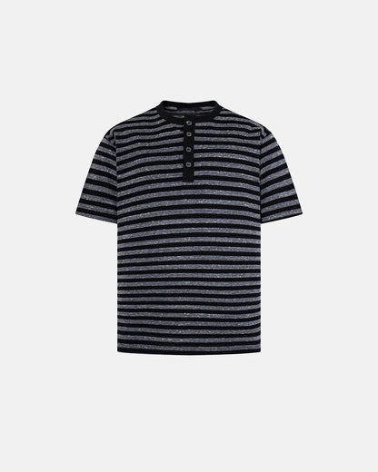 Modelka w damskim t-shircie Henley w paski o luźnym kroju