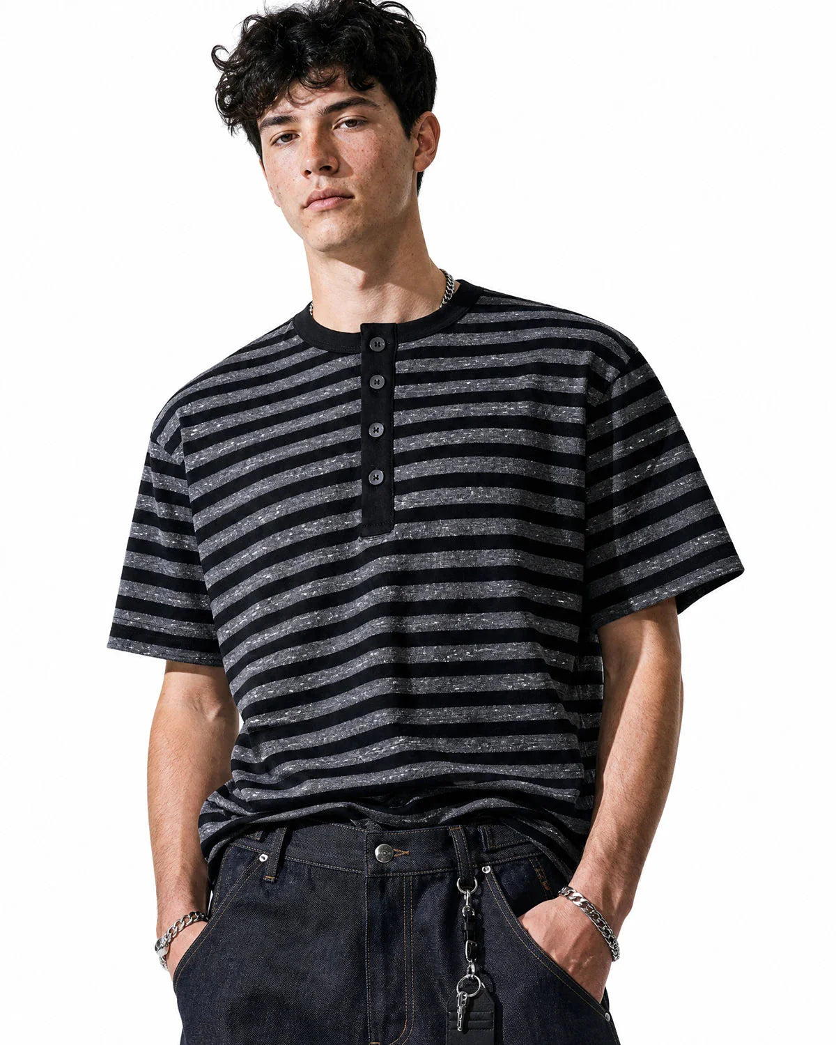 Damski t-shirt Henley w paski o luźnym kroju - widok z boku