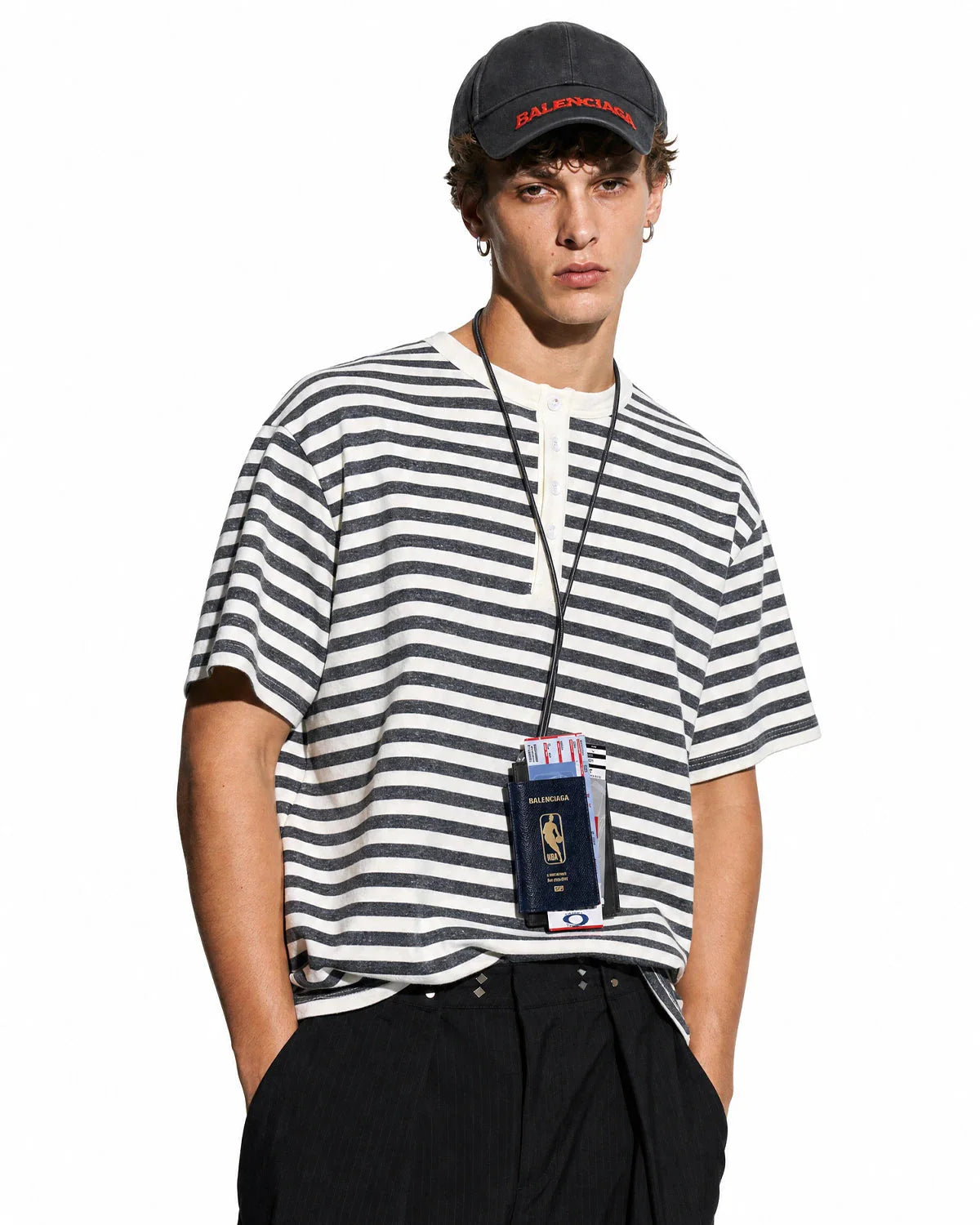Damski t-shirt Henley w paski o luźnym kroju - zbliżenie dekoltu Henley