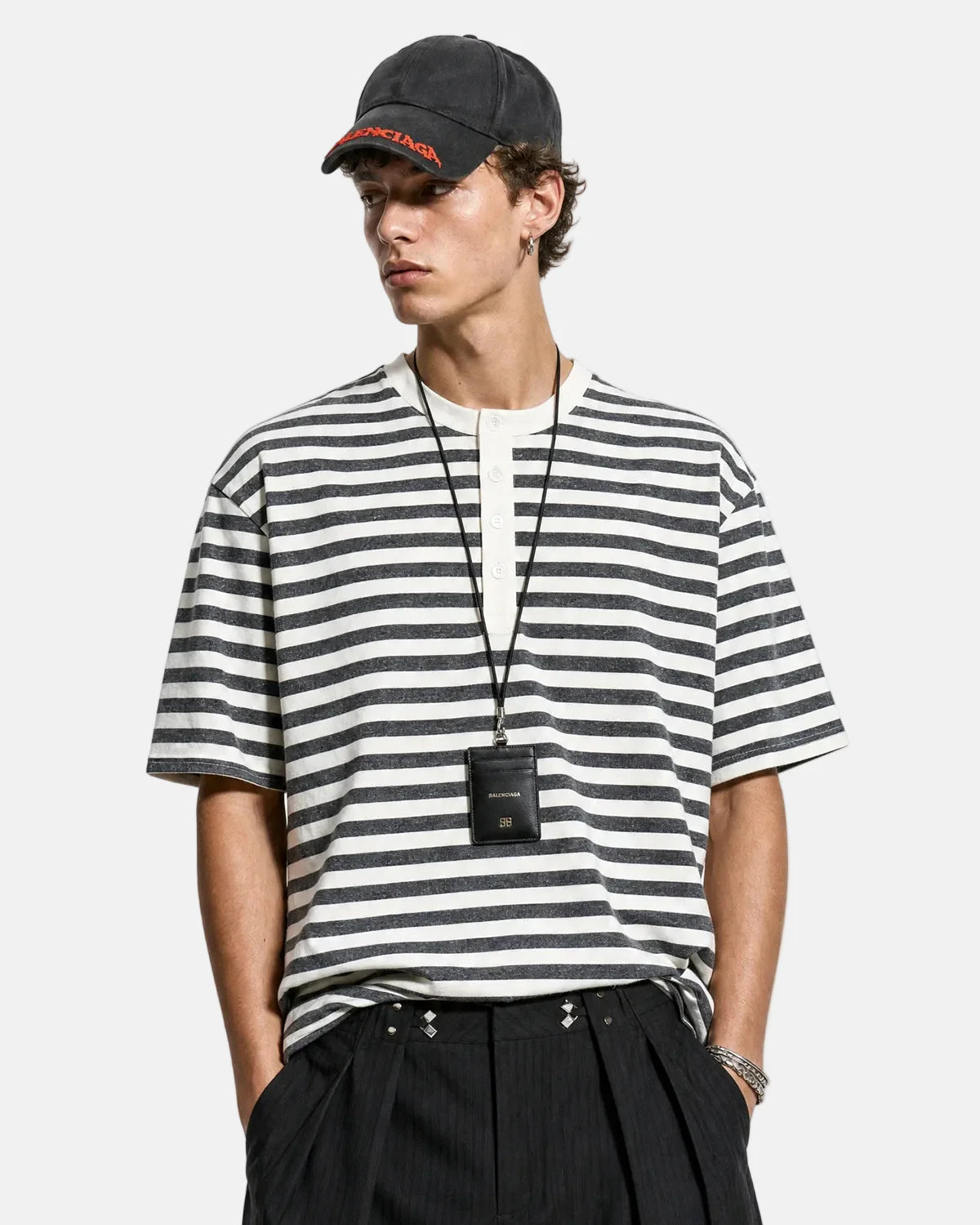 Damski t-shirt Henley w paski o luźnym kroju - widok z przodu