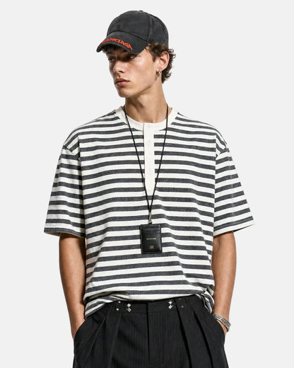 Damski t-shirt Henley w paski o luźnym kroju - widok z przodu
