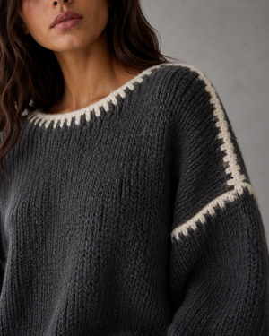 Damski sweter o luźnym kroju oversize z długimi rękawami